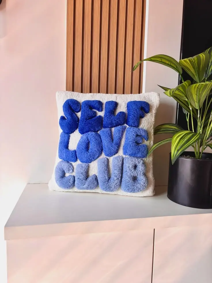 Almohadón bordado con letras Self Love Club