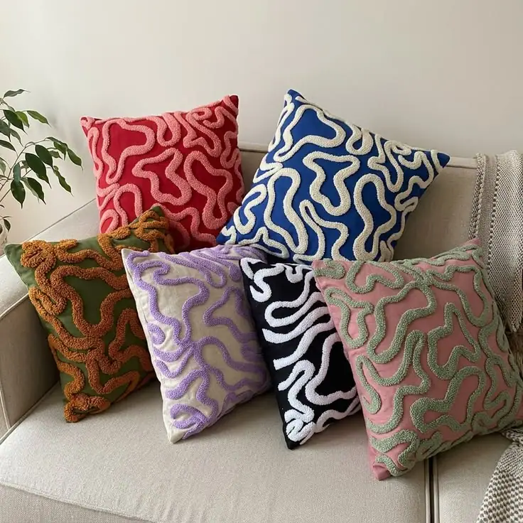 Almohadones bordados en relieve con ondas de colores